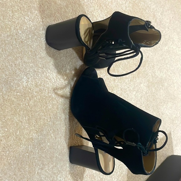 🎉Host Pick🎉 NWOT Suede Nieman Marcus Sandals - Picture 3 of 4